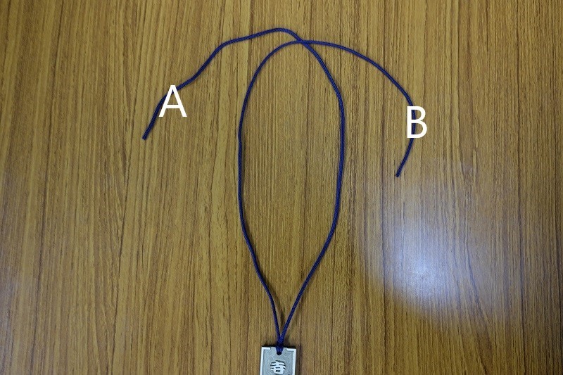 喧嘩札　紐の通し方3